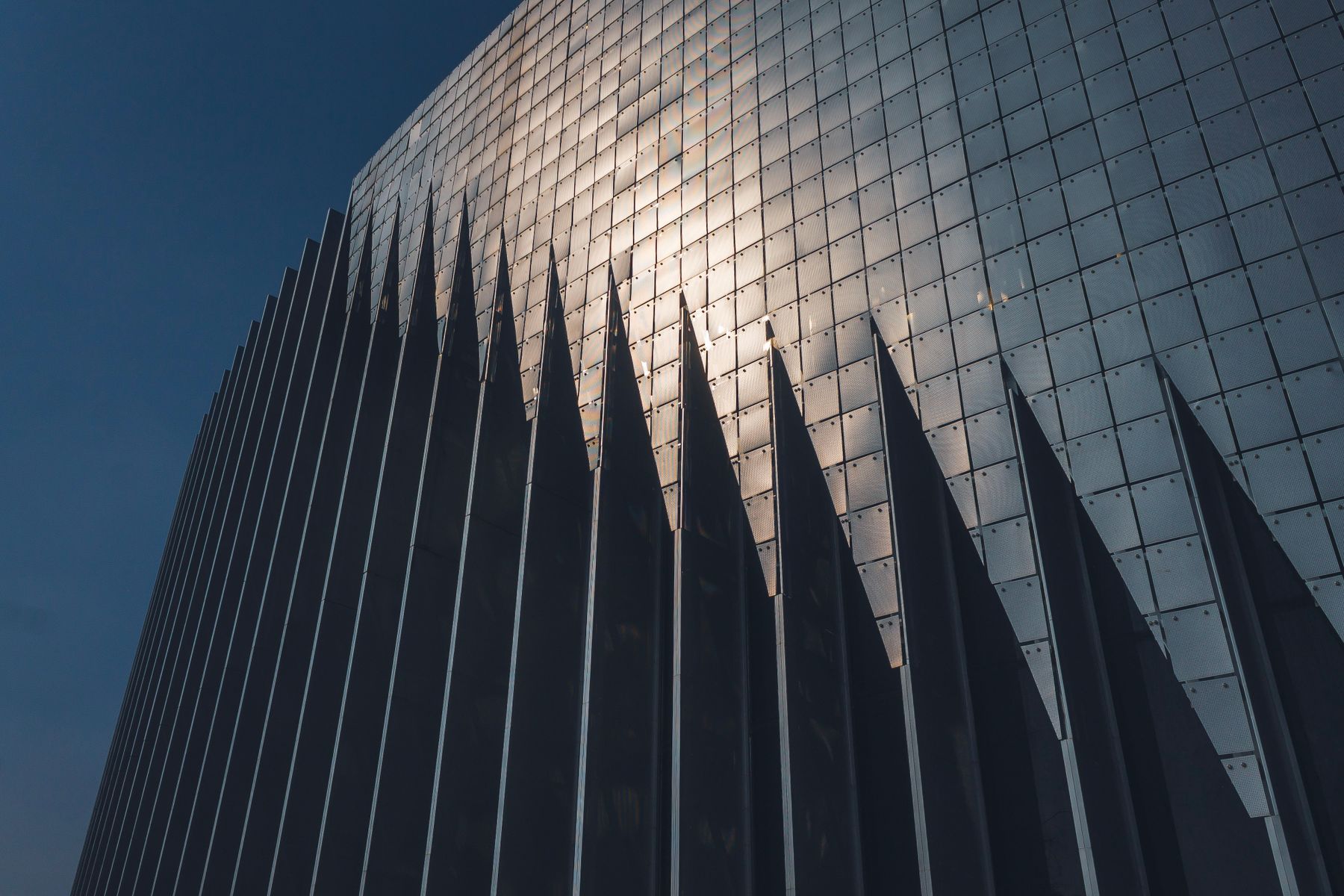 Luz e sombra sobre as linhas de uma fachada contemporânea
